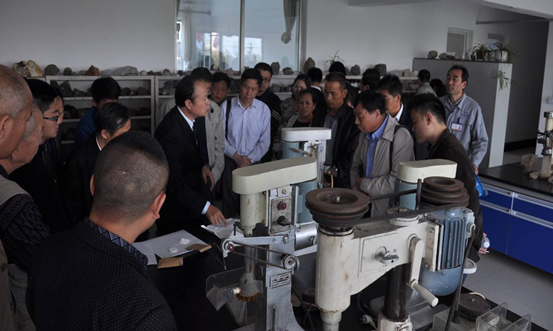 與會(huì)領(lǐng)導(dǎo)、專家參觀鑫海公司