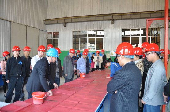 與會(huì)領(lǐng)導(dǎo)、專家對(duì)鑫海耐磨橡膠表現(xiàn)出濃厚興趣